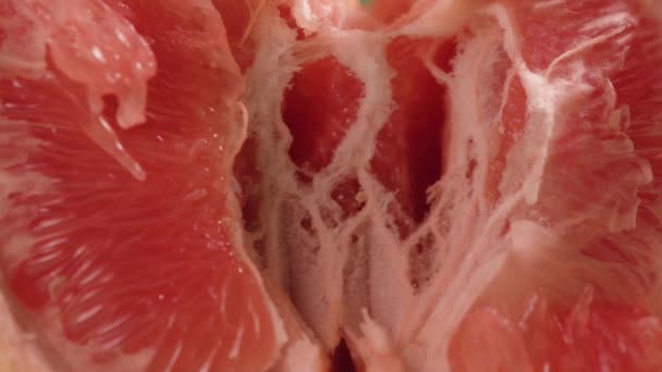 Pompelmoes Macro Handen Scheuren Grapefruit Een Groene Achtergrond — Stockvideo