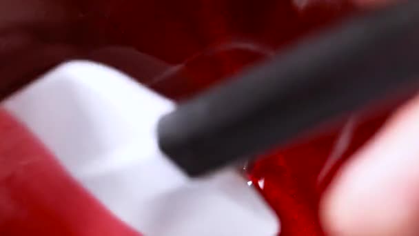 glaçure rouge sur une poêle en acier. Textures vitreuses et rouges 