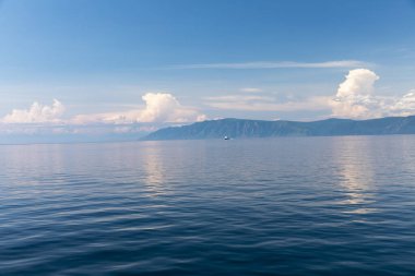 Baykal Gölü 'nün yaz manzarası tamamen sakin