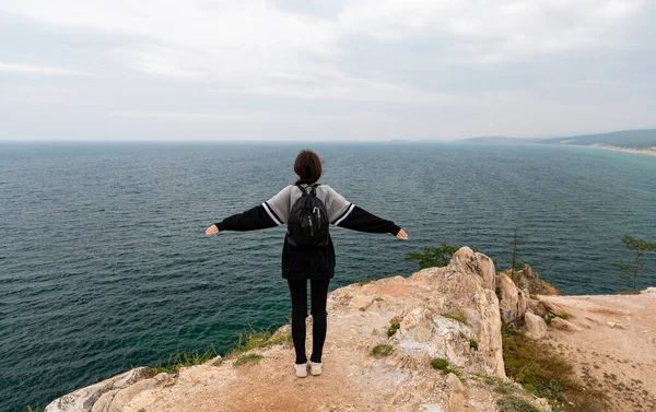 Menina turística na margem do lago Baikal . — Fotografia de Stock