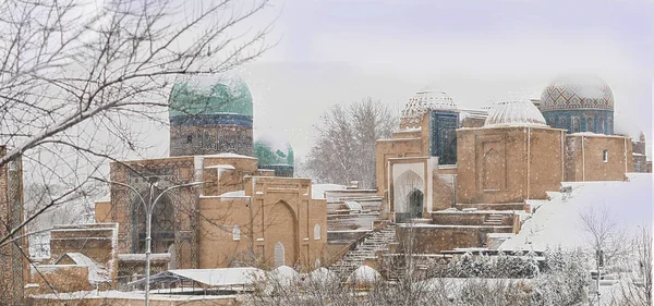   Shahi Zinda Tarihi Anıtı 'nda kış ve kar yağışı