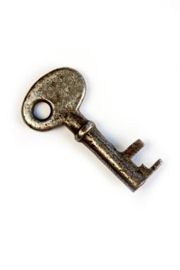 Beyaz arka planda gölgesi olan eski antika bir anahtar. izole nesne