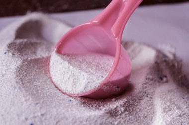 Çamaşır makinesi için deterjan ve dosing için plastik pembe kepçe. Yumuşak seçici odaklama.