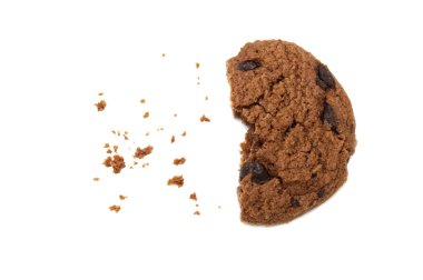 Çikolata aromalı bisküvi. Kırık ve çıtır çıtır lezzetli bir yemek ve faydalı bir kurabiye. Beyaz arkaplanda izole.