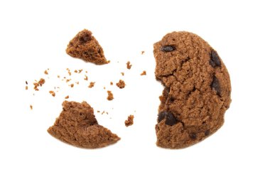 Çikolata aromalı bisküvi. Kırık ve çıtır çıtır lezzetli bir yemek ve faydalı bir kurabiye. Beyaz arkaplanda izole.