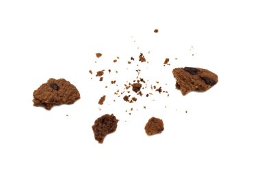 Çikolata aromalı bisküvi. Kırık ve çıtır çıtır lezzetli bir yemek ve faydalı bir kurabiye. Beyaz arkaplanda izole.