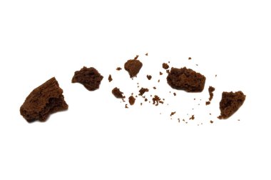 Çikolata aromalı bisküvi. Kırık ve çıtır çıtır lezzetli bir yemek ve faydalı bir kurabiye. Beyaz arkaplanda izole.