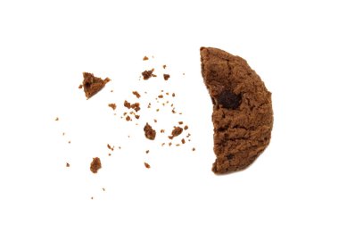 Çikolata aromalı bisküvi. Kırık ve çıtır çıtır lezzetli bir yemek ve faydalı bir kurabiye. Beyaz arkaplanda izole.