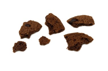 Çikolata aromalı bisküvi. Kırık ve çıtır çıtır lezzetli bir yemek ve faydalı bir kurabiye. Beyaz arkaplanda izole.