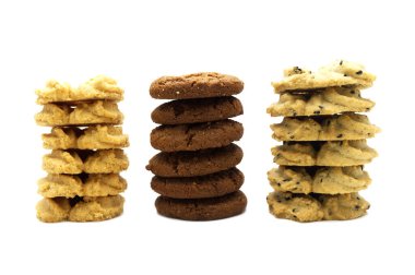 Farklı aromalı kurabiye ve bisküvi koleksiyonu. Çikolata parçacıklı tereyağı, vanilya ve siyah susam. Beyaz arkaplanda izole.