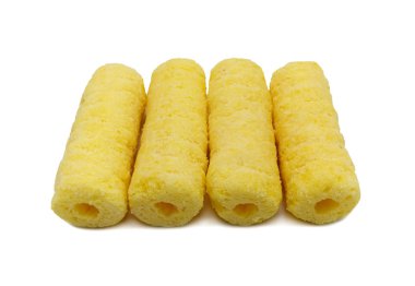 Bir avuç dolusu mısır gevreği, beyaz arka planda izole edilmiş atıştırmalıklar..