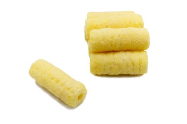 Bir avuç dolusu mısır gevreği, beyaz arka planda izole edilmiş atıştırmalıklar..