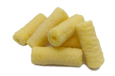 Bir avuç dolusu mısır gevreği, beyaz arka planda izole edilmiş atıştırmalıklar..