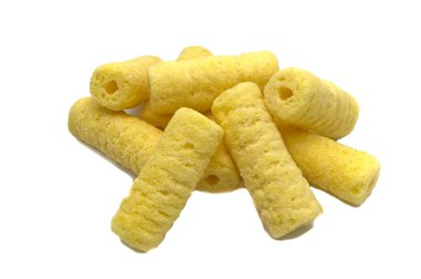 Bir avuç dolusu mısır gevreği, beyaz arka planda izole edilmiş atıştırmalıklar..