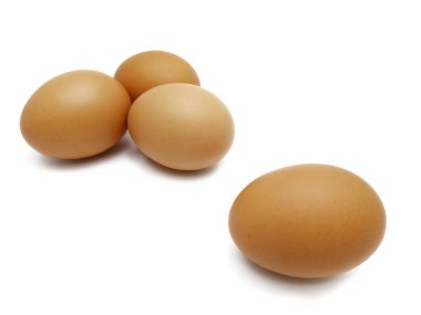 Çiğ taze kahverengi tavuk yumurtası beyaz arka plan üzerinde izole.