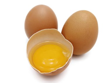 Çiğ taze kahverengi tavuk yumurtası beyaz arka plan üzerinde izole.