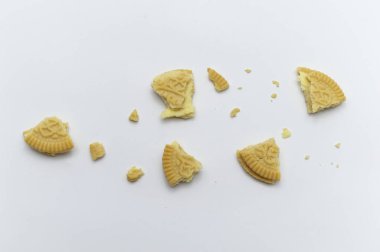 Beyaz arka planda kırıntıları olan Jack ve Jill Biscuits. Krema aromalı sandviç kurabiyesi..