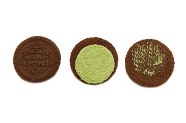 Jack ve Jill Bisküvileri beyaz arka planda izole edilmiş. Yeşil çay aromalı kremalı çikolatalı sandviç kurabiyeleri..