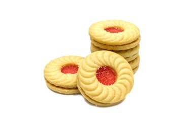 Lychee aromalı reçel, iki kremalı kurabiyenin arasında, beyaz arka planda izole edilmiş. Lezzetli oldukları kadar yemesi de zevkli olan tatlar. Alerjileri var. Bedava atıştırmalık..