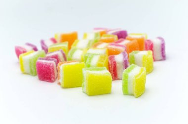 Renkli Jelatin jöleleri beyaz arkaplanda şeker.