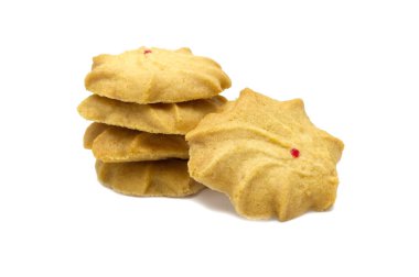 Sütlü bisküvi, tereyağı ve bal aromalı. Bir yığın lezzetli tatlı yemek ve faydalı kurabiye. Beyaz arka planda izole edilmiş. Üst krakerdeki kırmızı nokta. 