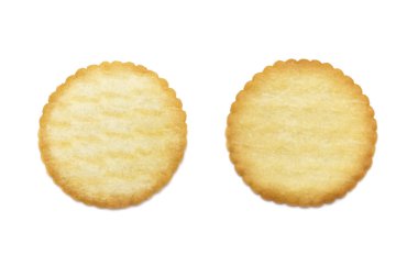 Beyaz arka planda izole edilmiş ince bisküvi aromalı süt.