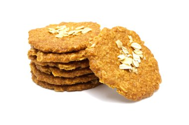 Bisküvi ev yapımı yulaf ezmesi aromalı ve ince stil. Bir yığın lezzetli tatlı yemek ve faydalı kurabiyeler. Beyaz arkaplanda izole. 