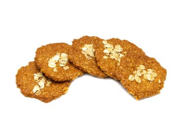 Bisküvi ev yapımı yulaf ezmesi aromalı ve ince stil. Bir yığın lezzetli tatlı yemek ve faydalı kurabiyeler. Beyaz arkaplanda izole. 