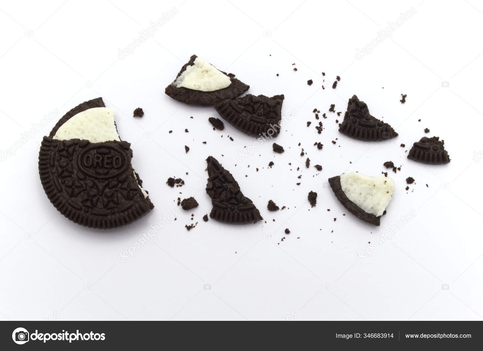 Biscuits Oreo Avec Miettes Sur Fond Blanc Est Biscuit Sandwich Photo Editoriale C Inkanya Anankitrojana Biscuits Oreo Avec Miettes Sur Fond Blanc Est Biscuit Sandwich Photo Editoriale C Inkanya Anankitrojana
