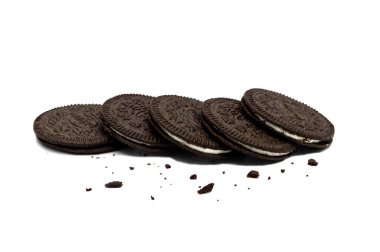 Oreo Thins Vanilyalı Lezzet, Vanilyalı Çikolatalı Sandviç Kurabiyeleri, beyaz arka planda izole edilmiş. Tayland 'da çok sevilen bir bisküvi..