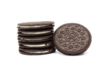 Oreo Thins Vanilyalı Lezzet, Vanilyalı Çikolatalı Sandviç Kurabiyeleri, beyaz arka planda izole edilmiş. Tayland 'da çok sevilen bir bisküvi..
