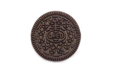 Beyaz arka planda izole edilmiş Oreo Bisküvileri. Çikolatalı sandviç. Kremalı. Tayland 'da en çok satan tatlı.. 