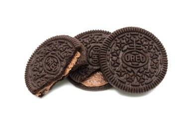 Beyaz arka planda izole edilmiş Oreo Bisküvileri. Çikolata kremalı bir sandviç kurabiyesi. Tayland 'ın en çok satan tatlısıdır..