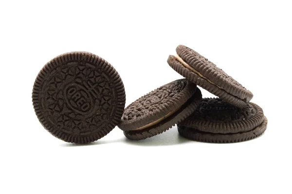 Oreo Biscuits Isolerad Vit Bakgrund Det Smörgås Kakor Fyllda Med — Stockfoto