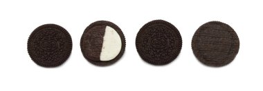 Beyaz arka planda izole edilmiş Oreo Bisküvileri. İçi ve dışı siyah ve beyaz çikolatalı kremayla dolu bir sandviç kurabiyesi.. 