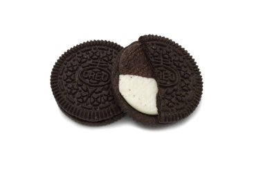 Beyaz arka planda izole edilmiş Oreo Bisküvileri. İçi ve dışı siyah ve beyaz çikolatalı kremayla dolu bir sandviç kurabiyesi.. 