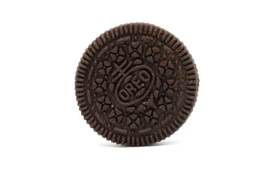 Beyaz arka planda izole edilmiş Oreo Bisküvileri. Koyu ve beyaz çikolatalı kremayla dolu bir sandviç kurabiyesi. Tayland 'ın en çok satan tatlısıdır..