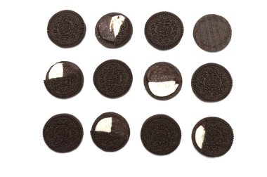 Beyaz arka planda izole edilmiş Oreo Bisküvileri. İçi ve dışı siyah ve beyaz çikolatalı kremayla dolu bir sandviç kurabiyesi.. 