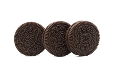 Beyaz arka planda izole edilmiş Oreo Bisküvileri. Koyu ve beyaz çikolatalı kremayla dolu bir sandviç kurabiyesi. Tayland 'ın en çok satan tatlısıdır..