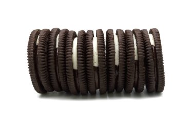 Beyaz arka planda izole edilmiş Oreo Bisküvileri. Koyu ve beyaz çikolatalı kremayla dolu bir sandviç kurabiyesi. Tayland 'ın en çok satan tatlısıdır..