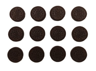 Beyaz arka planda izole edilmiş Oreo Bisküvileri. Koyu ve beyaz çikolatalı kremayla dolu bir sandviç kurabiyesi. Tayland 'ın en çok satan tatlısıdır..