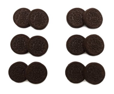 Beyaz arka planda izole edilmiş Oreo Bisküvileri. Koyu ve beyaz çikolatalı kremayla dolu bir sandviç kurabiyesi. Tayland 'ın en çok satan tatlısıdır..