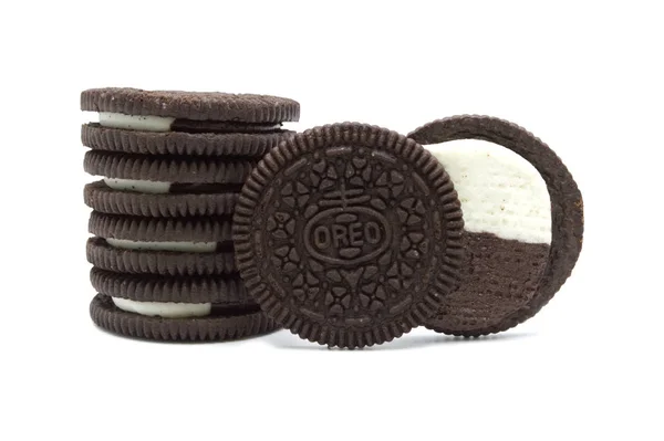 Oreo Biscuits Geïsoleerd Witte Achtergrond Het Een Sandwich Koekjes Gevuld — Stockfoto