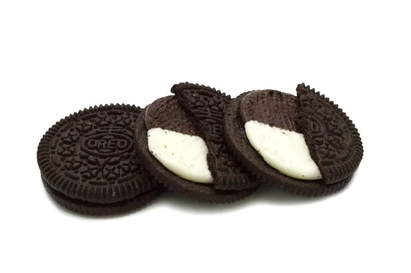 Oreo Μπισκότα Απομονώνονται Λευκό Φόντο Είναι Ένα Μπισκότο Σάντουιτς Γεμάτο — Φωτογραφία Αρχείου