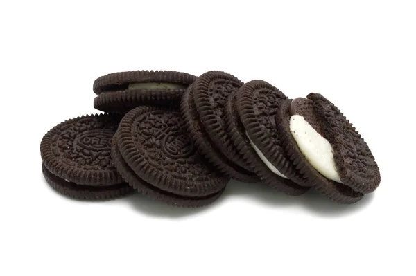 Biscotti Oreo Isolati Sfondo Bianco Tratta Sandwich Ripieno Crema Cioccolato — Foto Stock