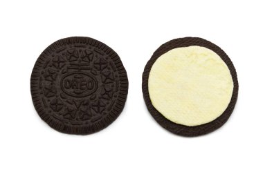 Oreo Bisküvisi beyaz arka planda izole edilmiş. İçinde lamon peynirli kek olan ince ve çıtır bir sandviç kurabiyesi.. 