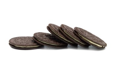Oreo Bisküvisi beyaz arka planda izole edilmiş. İçinde lamon peynirli kek olan ince ve çıtır bir sandviç kurabiyesi.. 