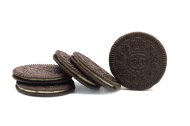Oreo Bisküvisi beyaz arka planda izole edilmiş. İçinde lamon peynirli kek olan ince ve çıtır bir sandviç kurabiyesi.. 