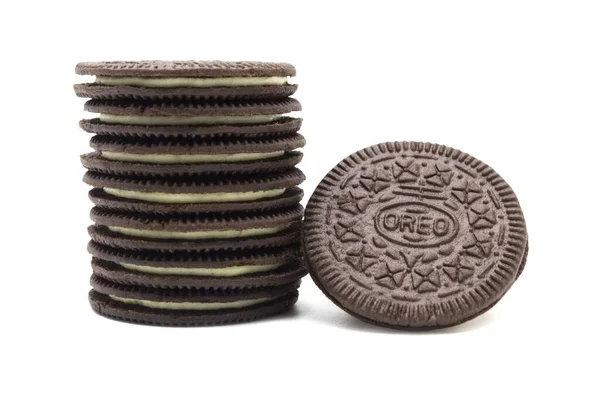 Печенье Oreo Крупным Планом Выделено Белом Фоне Тонкое Хрустящее Сэндвич — стоковое фото