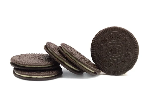 Oreo Biscuit Närbild Isolerad Vit Bakgrund Det Tunn Och Krispig — Stockfoto